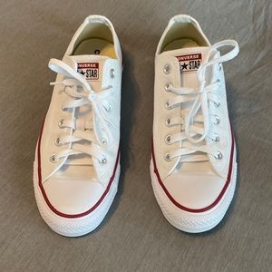 Converse shoes white mens size 8.5US in excellent condition lightly worn.